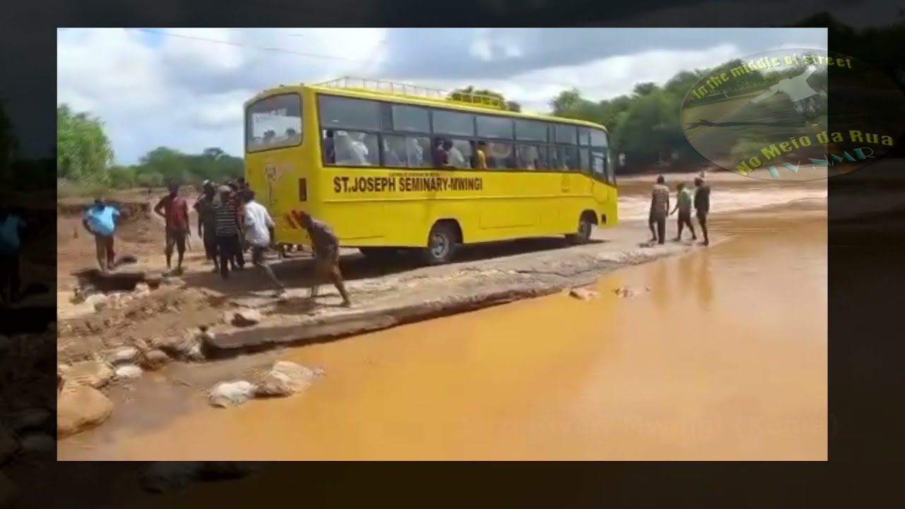 Flagrante! Ônibus cai dentro do Rio com mais de 40 pessoas a bordo. Tragédia ENZI River Mwingi Kenia